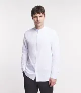 Camisa blanca de corte regular, confeccionada en tela Oxford de algodón, con cuello tipo padre, mangas largas y abotonadura frontal.