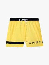 Short de baño amarillo de Tommy Hilfiger, con cintura elástica negra, cordón blanco y logo de la marca en la pierna izquierda.