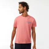 Remera rosa de manga corta con cuello redondo y estampado con la frase 'Puerto Rico' en azul.