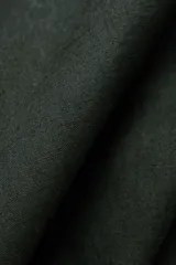 Camisa negra de manga corta con cuello camp y calce relajado. Confeccionada en mezcla de algodón y lino con botones de coco con logo y parche característico de Polonio.