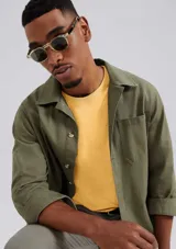 Camiseta básica de manga corta, cuello redondo y calce regular, color rojo jaspeado.