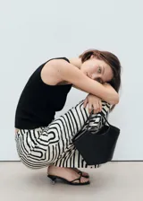 Pantalón de lino y algodón con estampado geométrico en blanco y negro, tiro medio, corte recto y largo.