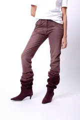 Pantalón jean de tiro medio color marrón, confeccionado en denim 100% algodón.