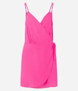 Vestido corto de viscosa color fucsia, con escote en pico delantero y trasero, breteles finos regulables y lazo lateral.