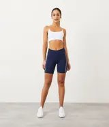 Top deportivo negro con escote ovalado y tirantes finos.