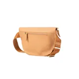 Riñonera color camel con correa de tela regulable con el logo de la marca.