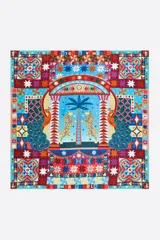 Pañuelo cuadrado con estampado multicolor de estilo abstracto con leopardos, pavos reales, estrellas y motivos geométricos.
