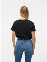 Camiseta negra de manga corta con cuello redondo.