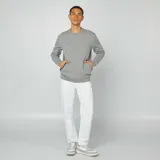 Buzo gris de cuello redondo y manga larga, con bolsillos laterales con cierre.