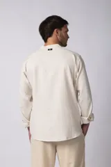 Camisa de lino negra con cuello mao y mangas largas.