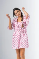 Bata kimono corta de algodón estampado con flores rojas, violetas y verdes. Tiene mangas al codo y lazo de ajuste en la cintura.