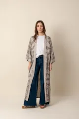 Kimono largo color gris con estampado floral.