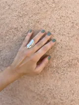 Anillo abierto de plata 925 con textura irregular.