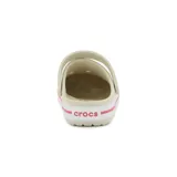 Zuecos Crocs modelo Band color beige con suela blanca y una línea roja.