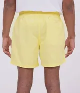 Bermuda short color naranja, de corte recto, con cintura elástica y bolsillos laterales.