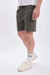 Bermuda deportiva verde de piqué.