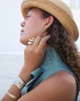 Par de aros colgantes de bronce y alpaca con diseño abstracto calado.