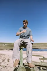 Pantalón de jean celeste de corte amplio, con tiro alto, cinco bolsillos y cierre con botones.