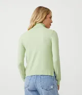 Polera negra de punto con cuello alto y mangas largas.