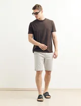 Remera de manga corta color petróleo, de corte recto y cuello redondo.