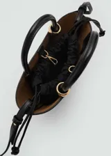 Bolso color verde oliva con forma trapezoidal, efecto piel, asa de mano y asa larga desmontable.