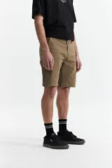 Bermuda color beige de corte chino, con presillas para cinturón y logo bordado. Confeccionada en algodón y spandex.