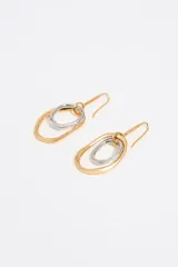 Aros colgantes con gancho dorado y dos aros de metal texturizado, uno plateado y otro dorado.