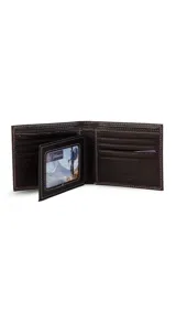 Billetera de cuero color negro, con interior liso y visor para tarjetas. Cuenta con espacio para 12 tarjetas y compartimento para billetes con cierre interno.