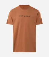 Remera masculina de algodón color tostado, con cuello redondo y manga corta. Presenta un estampado localizado de íconos playeros en negro en el pecho.
