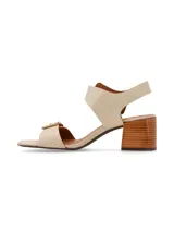 Sandalias de cuero color marrón con hebillas metálicas doradas y taco de madera.
