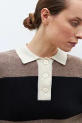 Sweater de punto a rayas horizontales en azul marino, verde y beige, con cuello polo y botones.