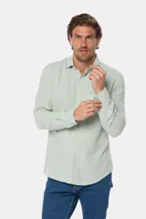 Camisa de lino blanca de manga larga, con bolsillo en el pecho con logo bordado y botones personalizados.