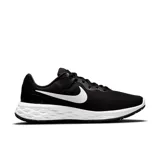Championes de running Nike Revolution 6 Next Nature, color negro con detalles en blanco.