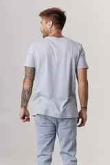 Remera negra de manga corta con cuello redondo y un pequeño estampado en el pecho que simula un radiograbador con texto.