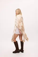 Ruana negra con flecos de algodón.