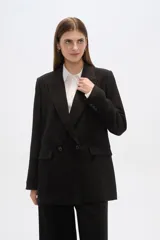 Blazer negro de corte holgado, con cuello solapa, cierre con doble botón y bolsillos laterales con solapa.