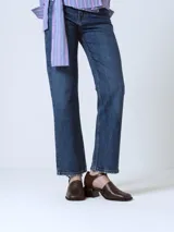 Pantalón de jean azul oscuro, de corte recto y tiro alto.