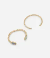 Brazalete rígido dorado con textura y resina celeste en los extremos.