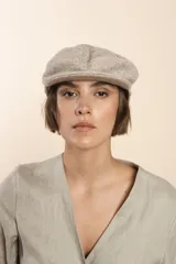 Boina marrón de lana fina uruguaya 100% natural sin teñir, con visera.