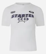 Remera blanca de algodón con cuello redondo y manga corta. Estampa frontal con el logo de la marca Starter y el número 1999.