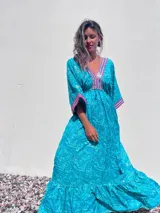 Vestido largo tipo túnica color turquesa con estampado de cachemir y detalles bordados en el escote y las mangas.