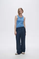 Musculosa celeste de tejido de punto con escote redondo y aberturas frontales.