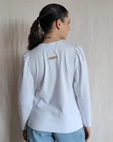 Remera negra de mangas largas con cuello en V y detalles de pespuntes blancos.