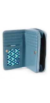 Billetera mediana de símil cuero con diseño a rayas horizontales en blanco, gris y negro. Tiene cierre alrededor y tapa frontal con compartimento interior con 8 tarjeteros y lugar para billetes.
