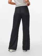 Pantalón wide leg negro de tiro alto con cintura elastizada, confeccionado en tejido de punto con mezcla de poliéster reciclado y elastano.