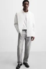 Pantalón de jean gris de corte recto, con cinco bolsillos, efecto lavado y cierre frontal con botones.