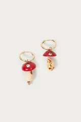 Aros de argolla dorada con dije de hongo confeccionado en resina con incrustación de strass.