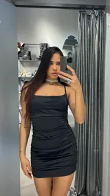 Vestido corto negro de satén con breteles finos y escote recto.