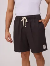 Bermuda de algodón color gris oscuro, con cintura elástica ajustable con cordón.