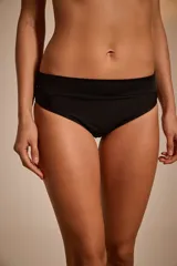 Bombacha de bikini tiro alto color negro.